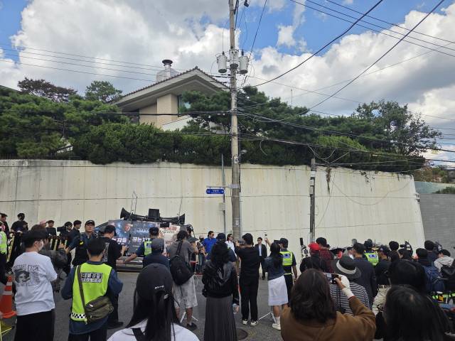 ▲4일 서울 성북구에 있는 영화 '암살자(들)'의 주연 배우 유해진 자택 앞에서 보수단체 회원들이 제작사와 배우를 규탄하는 집회를 하고 있다. ⓒ연합뉴스