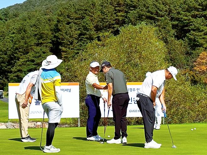 최경주(가운데)가 현대해상 최경주 인비테이셔널 연습 그린에서 인사하러 온 후배 선수와 이야기를 나누고 있다. 김리원 기자