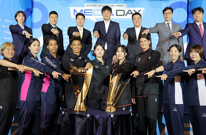 7일 서울 강남구 호텔 리베라 청담에서 열린 프로배구 V리그 여자부 미디어데이에서 참가팀 선수 및 감독들이 트로피와 함께 기념촬영을 하고 있다. 2026.10.7 연합뉴스