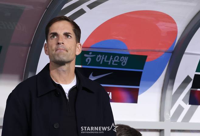대한민국 축국구가대표팀이 6일 경기도 용인미르스타디움에서 우즈베키스탄과 친선경기를 열었다.  모레노 감독이 비장한 표정으로 그라운드를 응시하고 있다. /사진=김진경 kim.jinkyung@