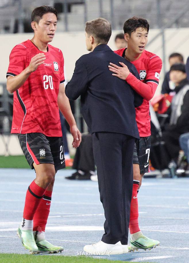 대한민국 축국구가대표팀이 6일 경기도 용인미르스타디움에서 우즈베키스탄과 친선경기를 열었다.  손흥민과 오세훈이 후반전에 교체되며 모레노 김독과 포옹하고 있다. /사진=김진경 kim.jinkyung@