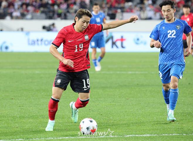 대한민국 축국구가대표팀이 6일 경기도 용인미르스타디움에서 우즈베키스탄과 친선경기를 열었다.  손흥민이 우즈베키스탄 함로베코프의 마크가 붙기 전에 크로스를 올리고 있다. /사진=김진경 kim.jinkyung@