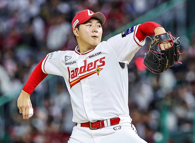 7일 오후 인천SSG랜더스필드에서 열린 '2026 신한 SOL KBO리그' NC 다이노스와 SSG 랜더스의 경기, SSG 선발 김민준이 공을 힘차게 던지고 있다. SSG 랜더스
