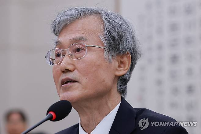 답변하는 조희대 대법원장 (서울=연합뉴스) 신현우 기자 = 조희대 대법원장이 6일 국회 법제사법위원회에서 열린 대법원 등에 대한 국정감사에서 법사위원 질문에 답하고 있다. 2026.10.6 nowwego@yna.co.kr