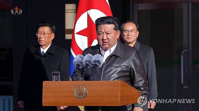 김정은, 강동군병원 준공식서 연설 (서울=연합뉴스) 김정은 국무위원장이 지난 19일 '지방발전 20×10 정책'의 일환으로 건설된 강동군병원 준공식에 참석해 연설했다고 조선중앙TV가 20일 보도했다. [조선중앙TV 화면] 2025.11.20 
    [국내에서만 사용가능. 재배포 금지. For Use Only in the Republic of Korea. No Redistribution] nkphoto@yna.co.kr