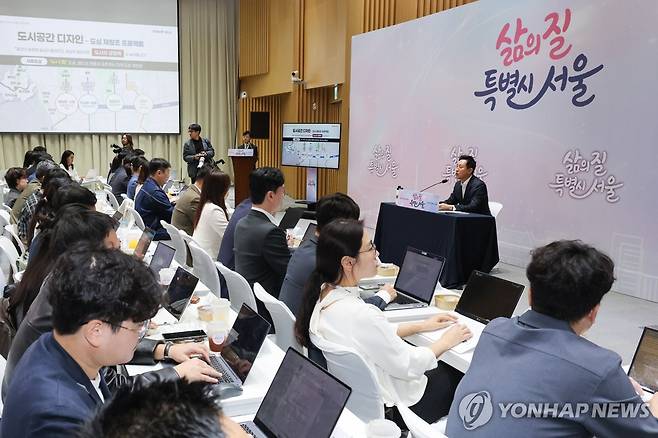 질문에 답변하는 오세훈 서울시장 (서울=연합뉴스) 김주형 기자 = 오세훈 서울시장이 7일 서울시청에서 열린 취임 100일 기자간담회에서 취재진의 질문에 답변하고 있다. 2026.10.7 kjhpress@yna.co.kr