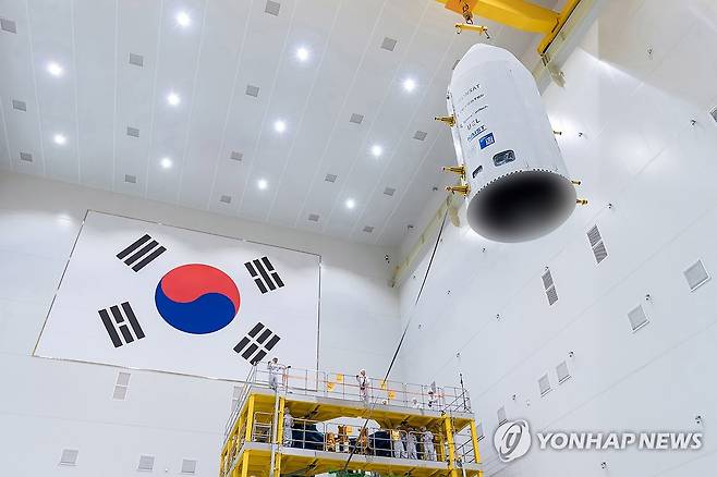 5차 발사 준비, 누리호 3단 페어링 결합 작업 공개 [한국항공우주연구원 제공. 재판매 및 DB 금지] photo@yna.co.kr