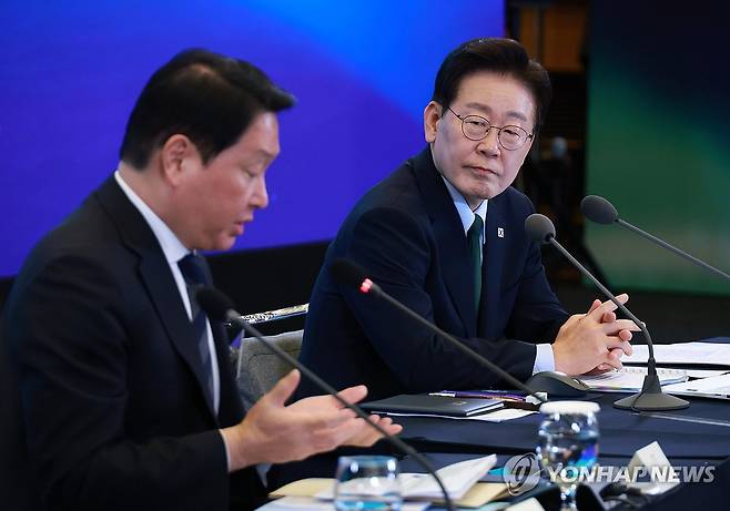 최태원 회장 발언 듣는 이재명 대통령 (서울=연합뉴스) 한상균 기자 = 이재명 대통령이 7일 서울 한 회의장에서 열린 한국형 녹색대전환(K-GX) 전략 국민보고회에서 최태원 대한상의 회장의 발언을 듣고 있다. 2026.10.7 xyz@yna.co.kr
