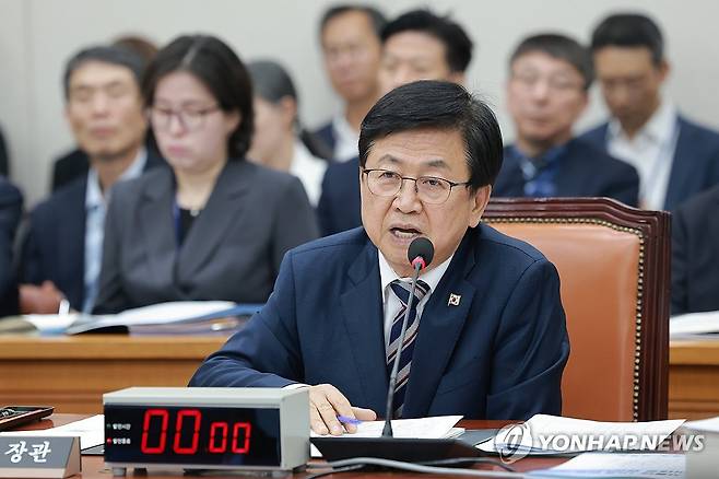 답하는 최교진 교육부 장관 (서울=연합뉴스) 신현우 기자 = 7일 국회 교육위원회에서 열린 교육부, 국가교육위원회 등에 대한 국정감사에서 최교진 교육부 장관이 교육위원 질의에 답하고 있다. 2026.10.7 nowwego@yna.co.kr