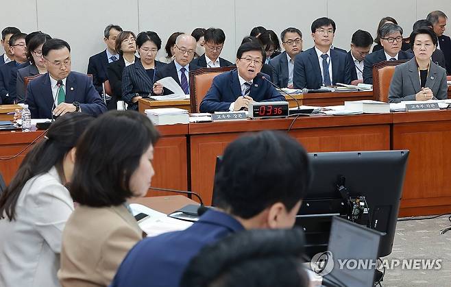 답변하는 최교진 교육부 장관 (서울=연합뉴스) 신현우 기자 = 7일 국회 교육위원회에서 열린 교육부, 국가교육위원회 등에 대한 국정감사에서 최교진 교육부 장관이 교육위원 질의에 답하고 있다. 2026.10.7 nowwego@yna.co.kr