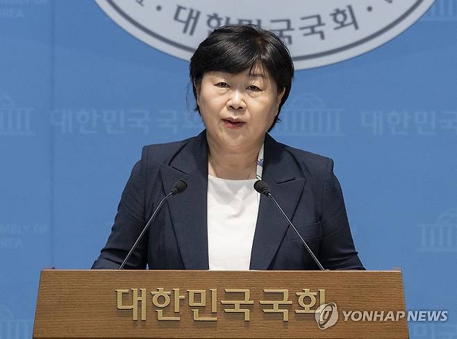 조희대 대법원장 국감 '증인' 출석 촉구하는 서영교 법사위원장 (서울=연합뉴스) 황광모 기자 = 국회 법제사법위원회 위원장인 더불어민주당 서영교 의원이 4일 국회에서 조희대 대법원장의 법사위 국정감사 '증인' 출석을 촉구하는 기자회견을 하고 있다. 2026.10.4 hkmpooh@yna.co.kr