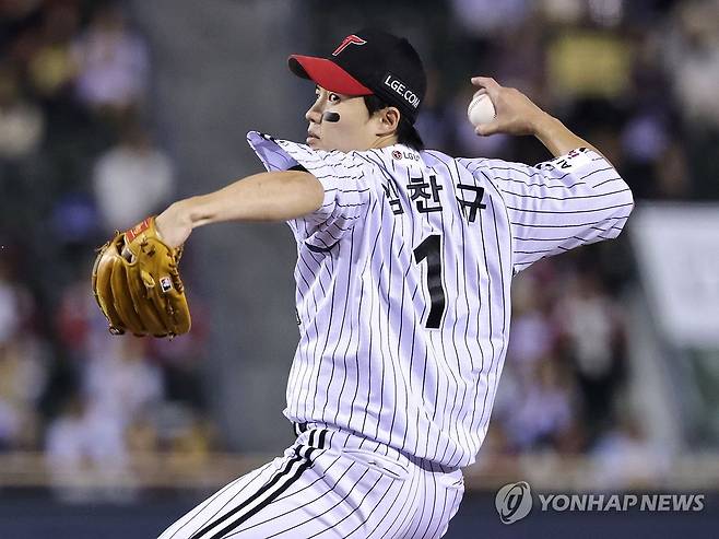 역투하는 임찬규 (서울=연합뉴스) 류영석 기자 = 7일 서울 잠실야구장에서 열린 프로야구 KBO리그 두산 베어스와 LG 트윈스의 경기.
    1회초 LG 선발 투수 임찬규가 역투하고 있다. 2026.10.7 ondol@yna.co.kr