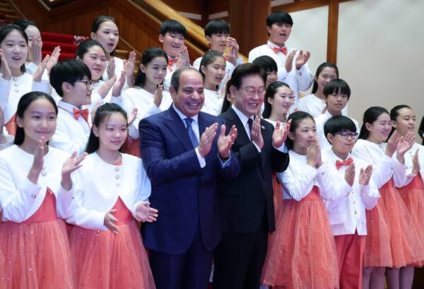 이재명 대통령과 압델 파타 알시시 이집트 대통령이 8일 청와대에서 국빈 방한 공식 환영식을 마친 후 어린이 합창단과 기념촬영을 하고 있다. 2026.10.8 연합뉴스