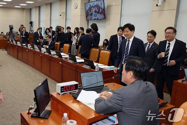 더불어민주당 오기형 재경위 간사와 의원들이 8일 서울 여의도 국회 재정경제기획위원회에서 열린 기획예산처에 대한 국정감사에서 개회를 앞두고 퇴장하고 있다. 이날 재경위 국감은 '미래대응기금'을 둘러싼 여야의 피켓 공방 끝에 의원들이 퇴장하는 등 한 때 파행을 겪었다. 2026.10.8 ⓒ 뉴스1 황기선 기자
