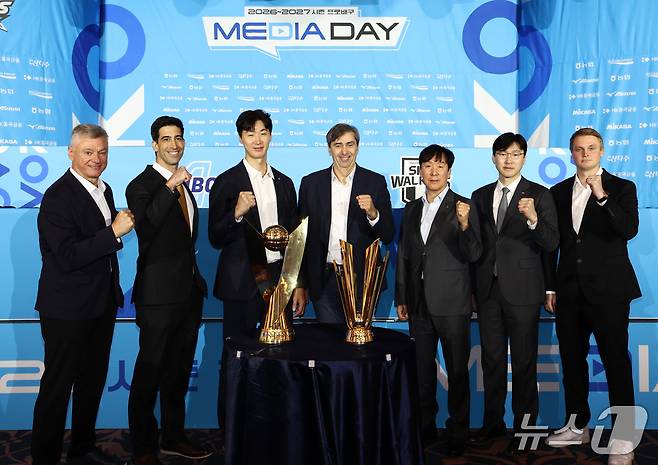 대한항공 케트진스키가 8일 오후 서울 강남구 호텔리베라 청담에서 열린 2026-2027 시즌 프로배구 남자부 미디어데이에서 7개 구단 감독들이 기념촬영을 하고 있다. 왼쪽부터 헤난 달 조토 대한항공 감독, 라미레즈 KB손해보험 감독, 박철우 우리카드 감독, 필립 블랑 현대캐피탈 감독, 신영철 OK저축은행 감독, 석진욱 한국전력 감독, 토미 틸리카이넨 삼성화재 감독. 2026.10.8 ⓒ 뉴스1 최지환 기자