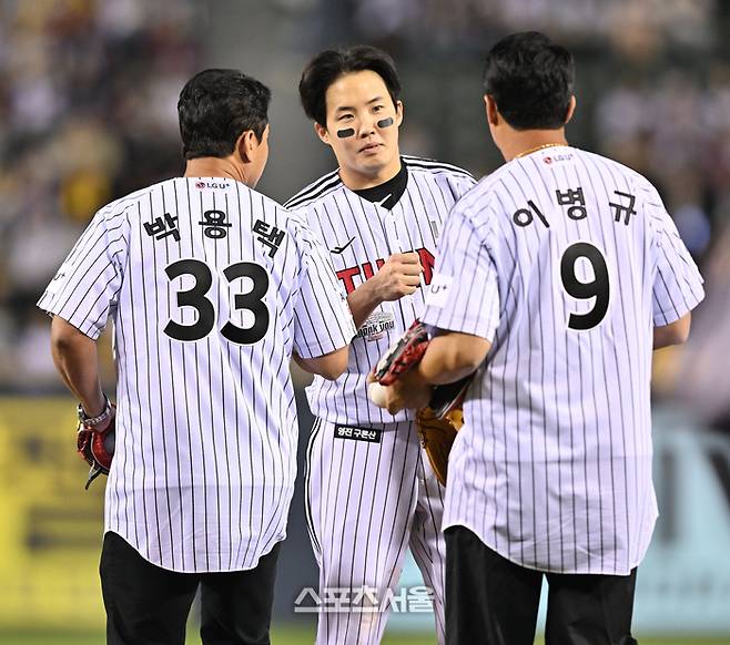 LG 선발투수 임찬규가 7일 서울 잠실구장에서 열린 2026 KBO리그 두산전에 앞서 시구자인 박용택, 이병규와 인사를 하고 있다. 잠실 | 최승섭기자 thunder@sportsseoul.com