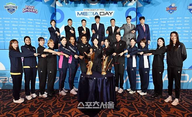 7일 서울 강남구 호텔 리베라 청담에서 진행된 2026-2027시즌 프로배구 여자부 미디어데이 행사에서 각 구단 감독과 선수들이 트로피를 가리키며 기념촬영을 하고 있다. 2026. 10. 7.  박진업 기자 upandup@sportsseoul.com