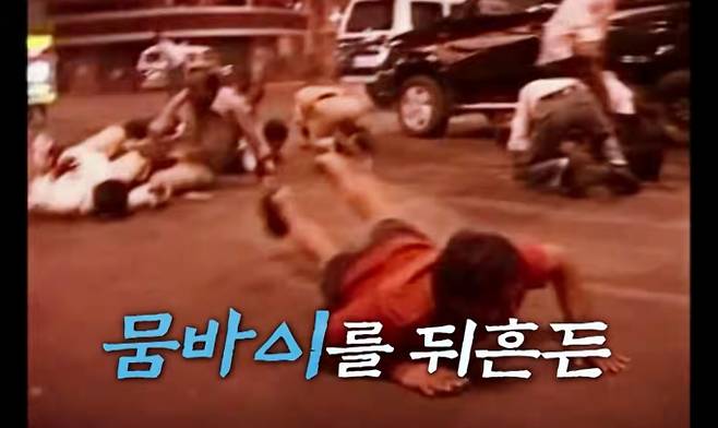 '꼬꼬무'가 인도 뭄바이 테러 사건, 호텔 실화를 전한다. '꼬리에 꼬리를 무는 그날 이야기 시즌3(꼬꼬무)'는 역사의 이면에 숨겨진 놀라운 사건과 이야기들을 깊이 있게 조명하는 프로그램이며, 매회 흥미진진한 스토리를 통해 시청자들에게 과거의 중요한 순간들을 되새기게 하는 방송이다. 장도연, 장현성, 장성규가 진행을 맡아 각기 다른 매력과 개성으로 이야기를 풀어나간다.