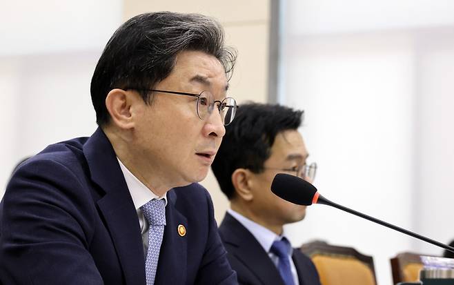 이억원 금융위원장이 8일 국회 정무위원회에서 열린 금융위원회 등에 대한 국정감사에서 위원들의 질의에 답하고 있다. [사진= 연합뉴스 eastsea@yna.co.kr 제공]