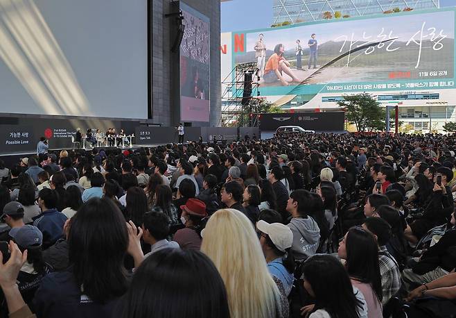 제31회 부산국제영화제 이틀째인 7일 부산 해운대구 영화의전당에서 열린 영화 '가능한 사랑' 오픈토크 행사에서 이창동 감독과 배우들이 촬영 에피소드를 전하고 있다. 연합뉴스