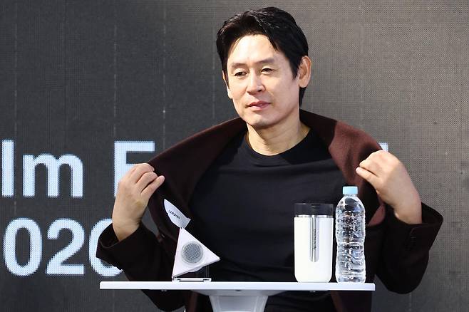 배우 설경구가 7일 부산 해운대구 영화의전당에서 열린 '가능한 사랑' 오픈토크에서 자신이 입은 이창동 감독의 재킷을 들어 보이고 있다. 연합뉴스