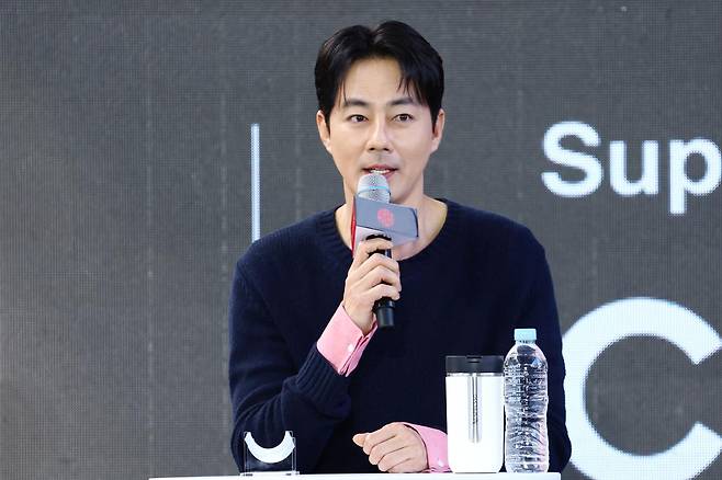 배우 조인성이 7일 부산 해운대구 영화의전당에서 열린 제31회 부산국제영화제 '가능한 사랑' 오픈토크에서 인사말을 하고 있다. 연합뉴스