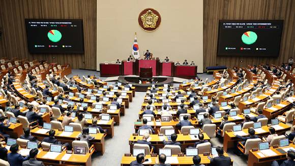 지난 8월 26일 국회에서 열린 본회의에서 기후위기 대응을 위한 탄소중립·녹색성장 기본법 일부개정법률안이 통과되고 있다. [사진=연합뉴스]