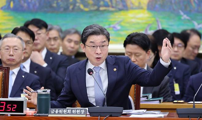 이억원 금융위원장이 8일 국회 정무위원회에서 열린 금융위원회 등에 대한 국정감사에서 의원 질의에 답하고 있다. 임현동 기자
