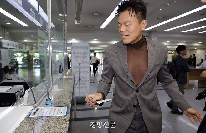 박진영 대통령 직속 대중문화교류위원회 공동위원장이 7일 국회 문화체육관광위원회 국정감사에 증인으로 출석하기 위해 국회 민원실에서 출입증을 발급받고 있다. 박민규 선임기자