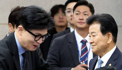 정동영 통일부 장관(오른쪽)과 무소속 한동훈 의원이 7일 오전 서울 남북회담본부에서 열린 통일부, 북한이탈주민지원재단, 남북교류협력지원협회, 민주평화통일자문회의사무처 국정감사에 참석하고 있다. 뉴시스