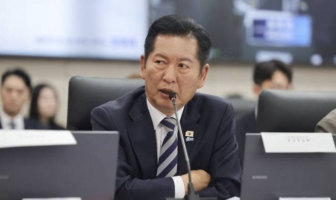 더불어민주당 정청래 의원이 7일 서울 종로구 남북회담본부에서 열린 외교통일위원회 국정감사에서 정동영 통일부 장관에게 질의하고 있다. 연합뉴스