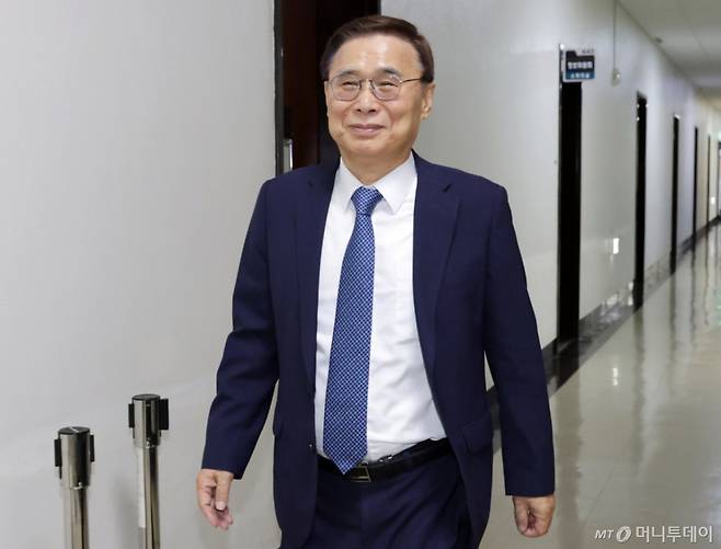 [서울=뉴시스] 국회사진기자단 = 이종석 국가정보원장이  30일 서울 여의도 국회 정보위원회 전체회의를 마치고 이동하고 있다. 2026.09.30. photo@newsis.com