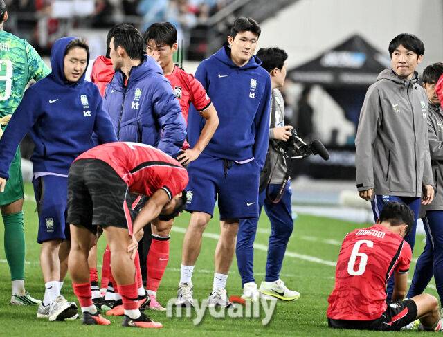 6일 오후 경기도 용인시 용인미르스타디움에서 진행된 축구 국가대표 친선경기 대한민국과 우즈베키스탄의 경기.추구대표팀 김민재가 2-0으로 승리한 뒤 선수들을 바라보고 있다.