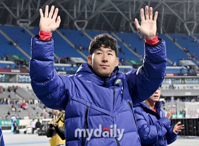 6일 오후 경기도 용인시 용인미르스타디움에서 진행된 축구 국가대표 친선경기 대한민국과 우즈베키스탄의 경기.추구대표팀 손흥민이 2-0으로 승리한 뒤 관중들에 인사를 하고 있다./마이데일리 DB