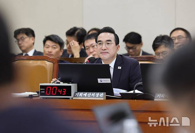 [서울=뉴시스] 최진석 기자 = 박홍근 기획예산처 장관이 8일 여의도 국회에서 열린 재정경제기획위원회의 기획예산처에 대한 국정감사에 출석해 의원 질의를 듣고 있다. 2026.10.08. myjs@newsis.com