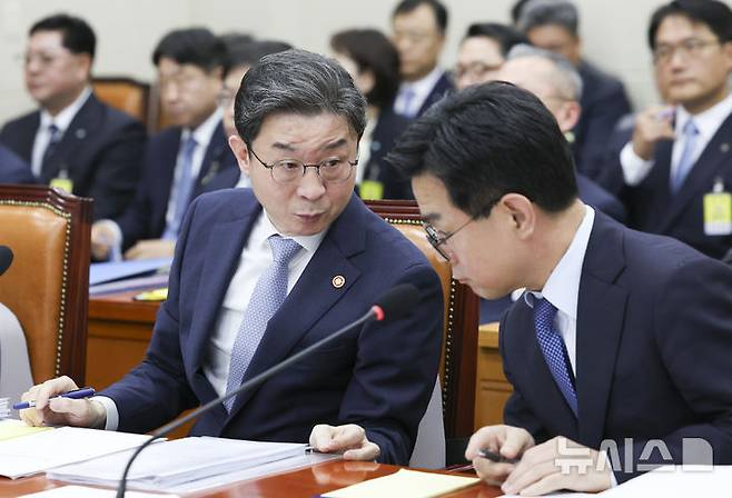 [서울=뉴시스] 김근수 기자 = 이억원 금융위원장이 8일 서울 여의도 국회에서 열린 정무위원회 국정감사에 참석해 있다.  2026.10.08. ks@newsis.com