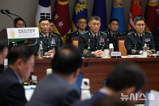 [서울=뉴시스] 국회사진기자단 = 한기성 전 육군 제1군단장(가운데)이 8일 서울 용산구 국방부 합동참모본부에서 열린 국회 국방위원회 국정감사에 출석해 질의에 답하고 있다. 2026.10.08. photo@newsis.com