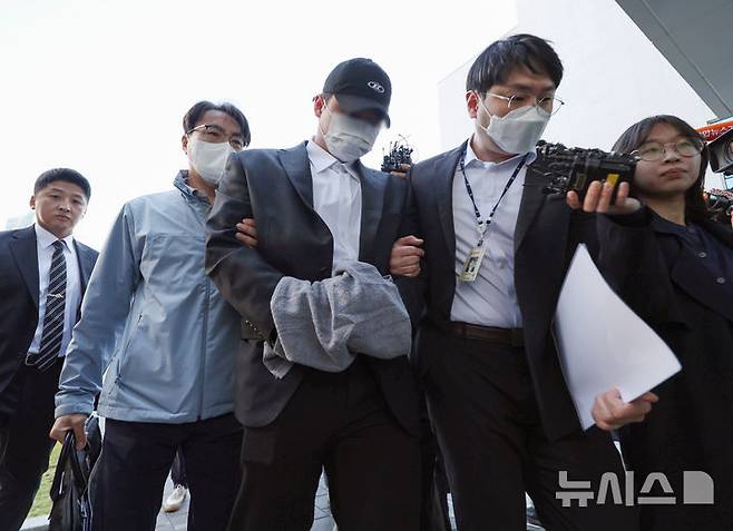 [남양주=뉴시스] 김진아 기자 = '고(故) 김창민 영화감독'을 폭행해 숨지게 한 피의자 A씨가 4일 오전 경기 의정부지방법원 남양주지원에서 열린 구속 전 피의자 심문(영장실질심사)에 출석하고 있다. 2026.05.04. bluesoda@newsis.com