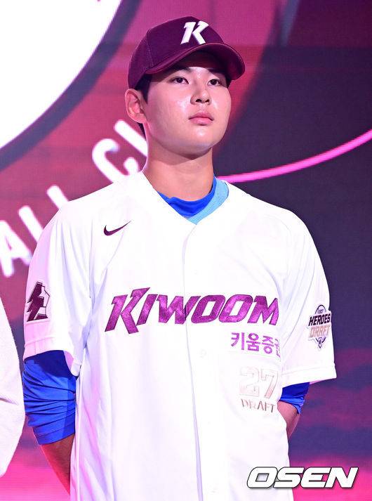 [OSEN=최규한 기자] 21일 오후 서울 잠실동 롯데호텔 월드 크리스탈볼룸에서 ‘2027 KBO 신인드래프트’가 열렸다.&nbsp;이번 신인드래프트는 2025시즌 순위의 역순에 따라 키움 히어로즈, 두산 베어스, KIA 타이거즈, 롯데 자이언츠, KT 위즈, NC 다이노스, 삼성 라이온즈, SSG 랜더스, 한화 이글스, LG 트윈스 순서로 1라운드부터 11라운드까지 지명할 수 있다.&nbsp;부산고 하현승이 키움 1라운드 전체 1번에 지명된 뒤 기념촬영을 하고 있다. 2026.09.21 / dreamer@osen.co.kr