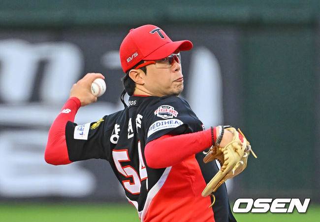 [OSEN=부산, 이석우 기자] 9일 부산 사직야구장에서 2026 신한 SOL KBO 리그 롯데 자이언츠와 KIA 타이거즈의 경기가 열렸다. 홈팀 롯데는 김진욱이, 방문팀 KIA는 양현종이 선발 출전했다.KIA 타이거즈 선발 투수 양현종이 역투하고 있다. 2026.07.09 / foto0307@osen.co.kr
