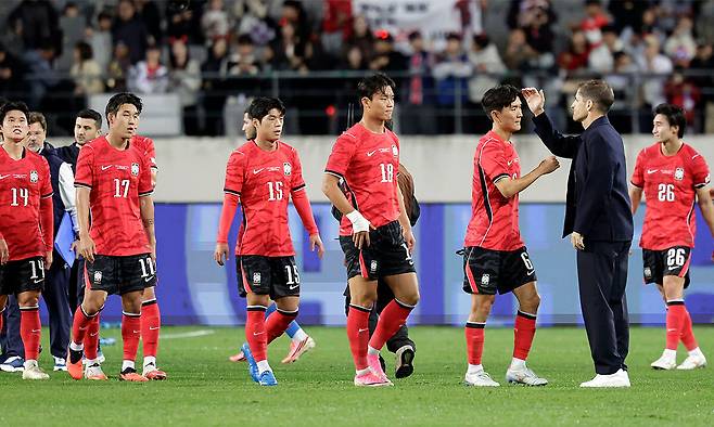 지난 6일 경기 용인미르스타디움에서 열린 하나은행 초청 축구 국가대표팀 친선경기 한국과 우즈베키스탄의 경기, 2-0 승리를 거둔 한국 로베르토 모레노 감독이 선수들과 인사하고 있다. 뉴시스
