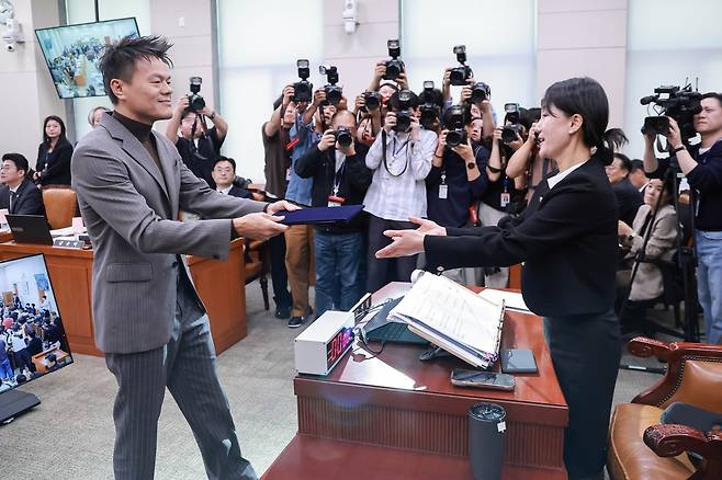 박진영 대중문화교류위원회 공동위원장이 7일 국회 문화체육관광위원회에서 열린 문화체육관광부에 대한 국정감사에서 이재정 위원장에게 증인 선서문을 제출하고 있다.  연합뉴스