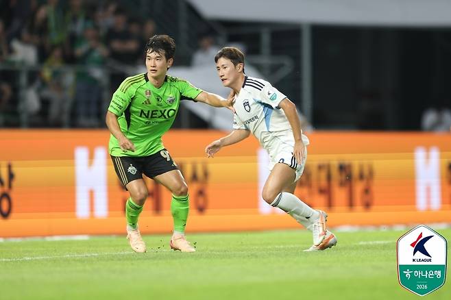 울산 이희균(오른쪽)과 전북 김진규.    프로축구연맹 제공