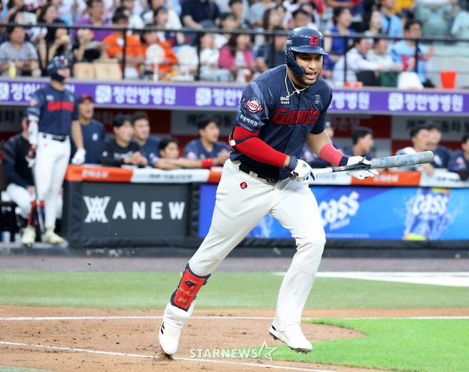 롯데 3번타자 레이예스가 28일 대전한화생명볼파크에서 열리는 2026KBO리그 한화이글스와 롯데자이언츠 경기 2회초  범타로 물러나고 있다.  2026.07.28.   롯데 3번타자 레이예스가 28일 대전한화생명볼파크에서 열리는 2026KBO리그 한화이글스와 롯데자이언츠 경기 2회초  범타로 물러나고 있다.  2026.07.28. /사진=강영조 cameratalks@