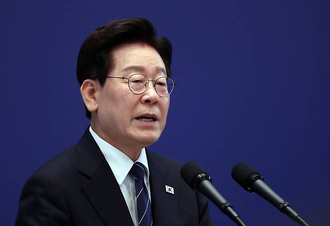 이재명 대통령이 SNS에 여권 내 강경파를 겨냥하는 듯한 발언을 올렸다. 사진은 이재명 대통령이 청와대 영빈관에서 기자회견 하는 모습. / 사진=연합뉴스.