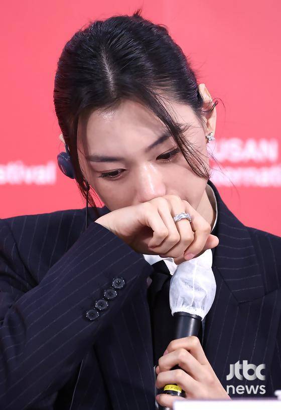 9일 오전 부산 해운대구 우동 영화의 전당 비프힐 기자회견장에서 31회 부산국제영화제(BIFF) 영화 '도라' 기자회견이 열렸다. 정주리 감독, 배우 김도연, 송새벽이 참석했다. 부산=박세완 엔터뉴스팀 기자 park.sewan@jtbc.co.kr