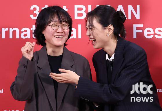9일 오전 부산 해운대구 우동 영화의 전당 비프힐 기자회견장에서 31회 부산국제영화제(BIFF) 영화 '도라' 기자회견이 열렸다. 정주리 감독, 배우 김도연, 송새벽이 참석했다. 부산=박세완 엔터뉴스팀 기자 park.sewan@jtbc.co.kr
