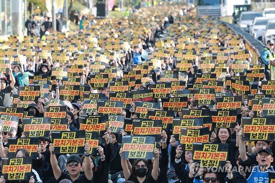 9일 서울 영등포구 여의도 국회 앞에서 한국교원단체총연합회·전국교직원노동조합·교사노동조합연맹이 연 교육활동 보장 법 개정 촉구 전국 교원 집회에서 교사들이 구호를 외치고 있다. 〈사진=연합뉴스〉