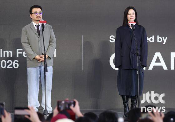 9일 오전 부산 해운대구 우동 영화의 전당 루프씨어터에서 31회 부산국제영화제(BIFF) 영화 '실낙원' 야외무대인사가 열렸다. 연상호 감독, 배우 김현주가 참석했다. 부산=박세완 엔터뉴스팀 기자 park.sewan@jtbc.co.kr