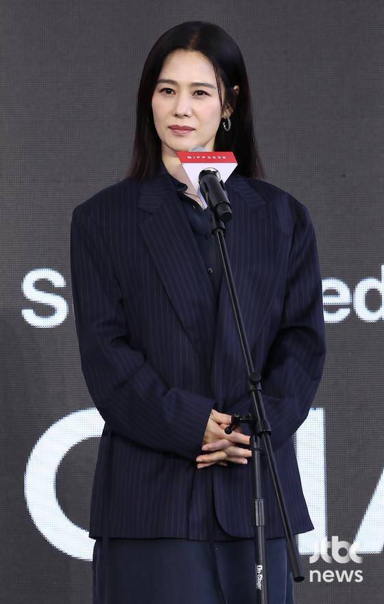 9일 오전 부산 해운대구 우동 영화의 전당 루프씨어터에서 31회 부산국제영화제(BIFF) 영화 '실낙원' 야외무대인사가 열렸다. 연상호 감독, 배우 김현주가 참석했다. 부산=박세완 엔터뉴스팀 기자 park.sewan@jtbc.co.kr